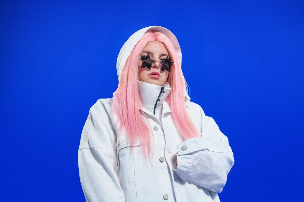 トーンズ・アンド・アイによる「ダンス・モンキー」が2020年世界で2番目に売れた楽曲に!新曲「フライ・アウェイ」の最新パフォーマンス映像が公開中