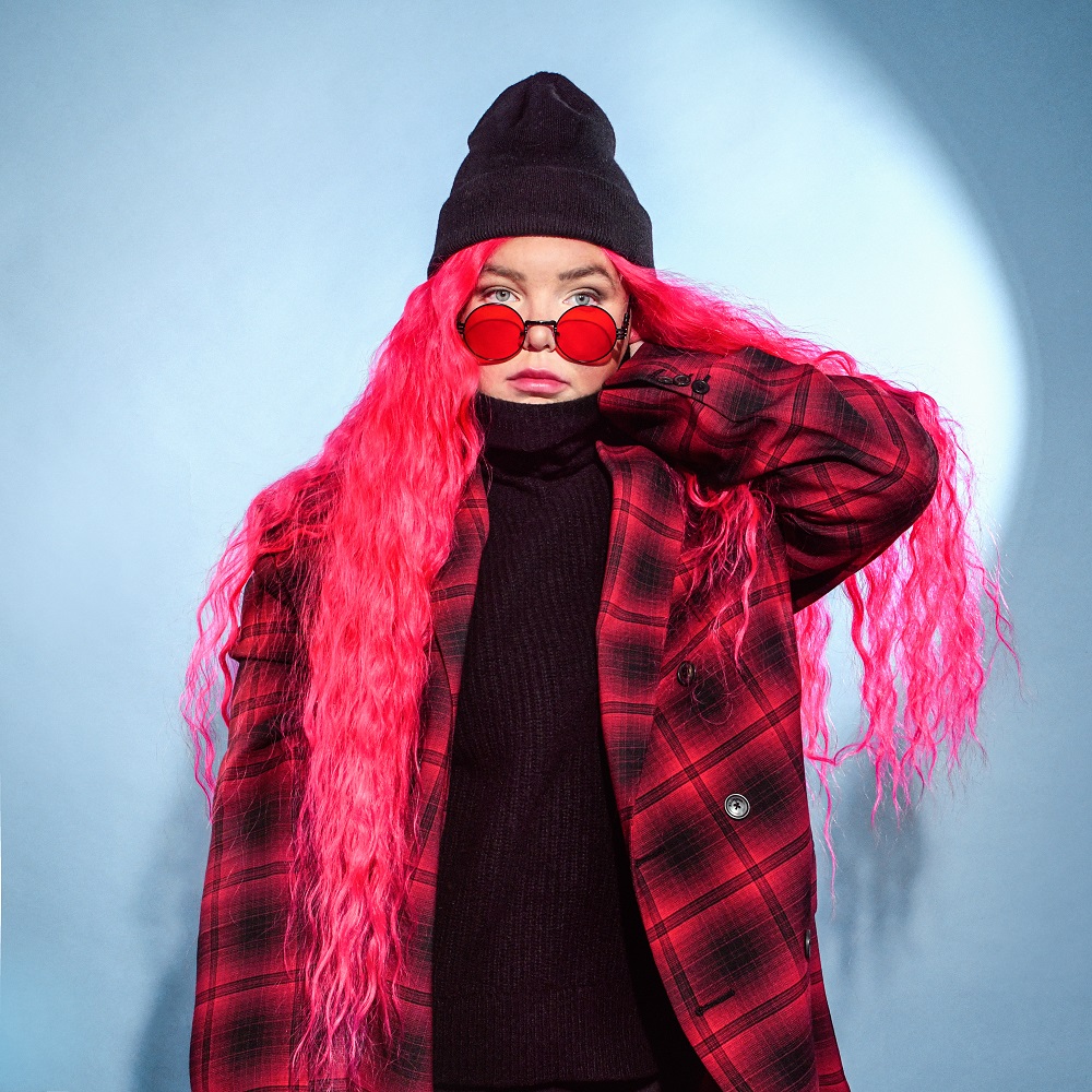 トーンズ・アンド・アイ、新曲「Cloudy Day」の日本版リリック・ビデオが公開!日本の美しい絶景ドローン空撮映像に注目!