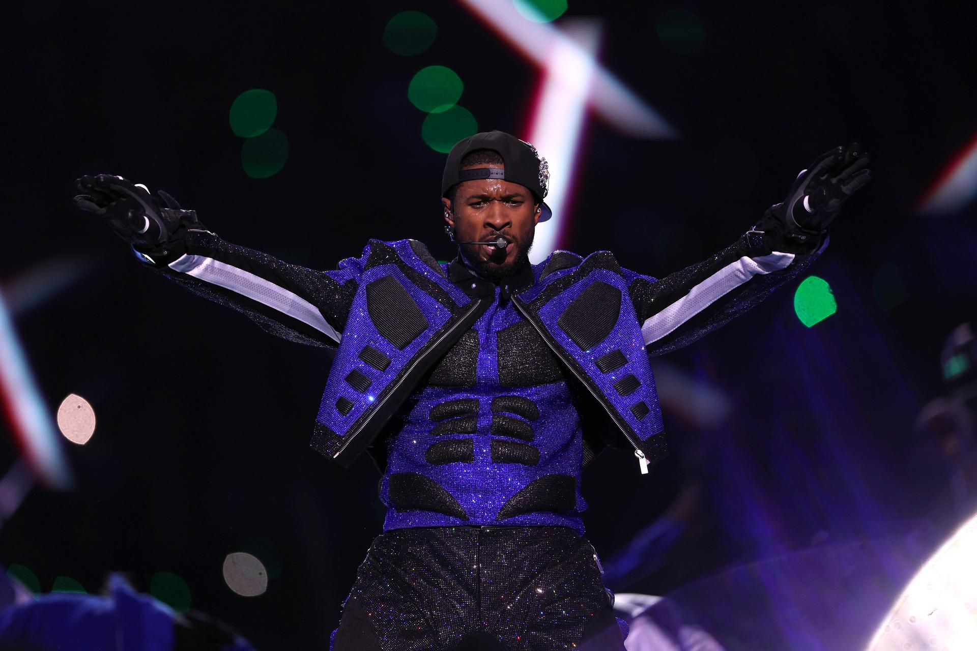 UsherがNFLスーパーボウル2024のハーフタイムショーでOff-White™を着用 ...