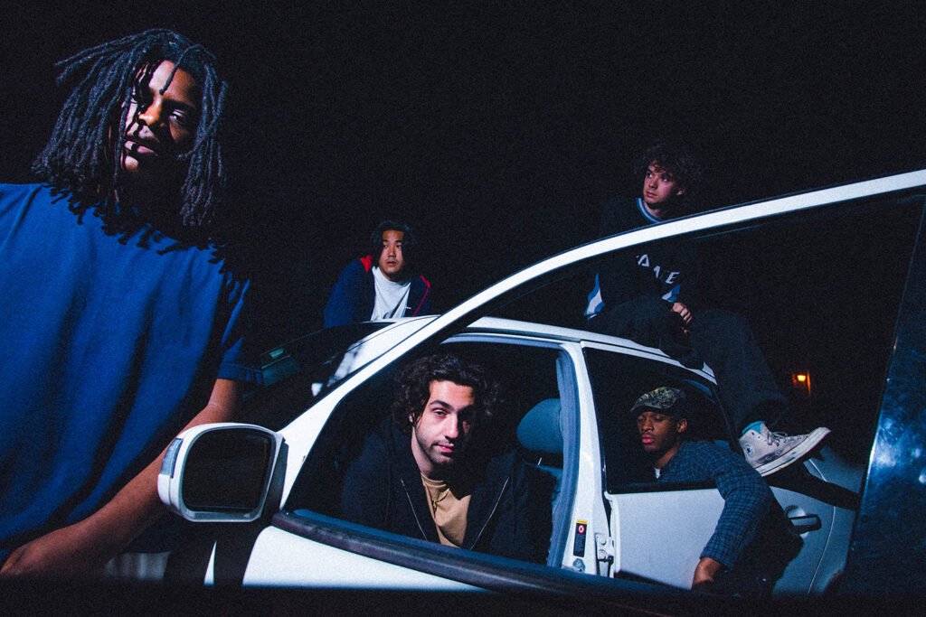 ジャンルの壁をぶち壊すNYのヒップホップ集団WHATMORE、シングル「eastside w my dogs」で正式デビュー