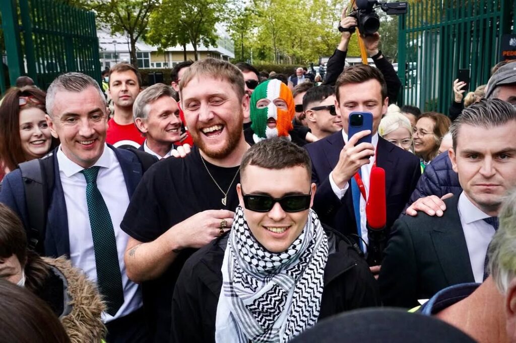 来日を控えるヒップホップグループ「Kneecap」のMo Chara、イギリスでテロ容疑を免れる