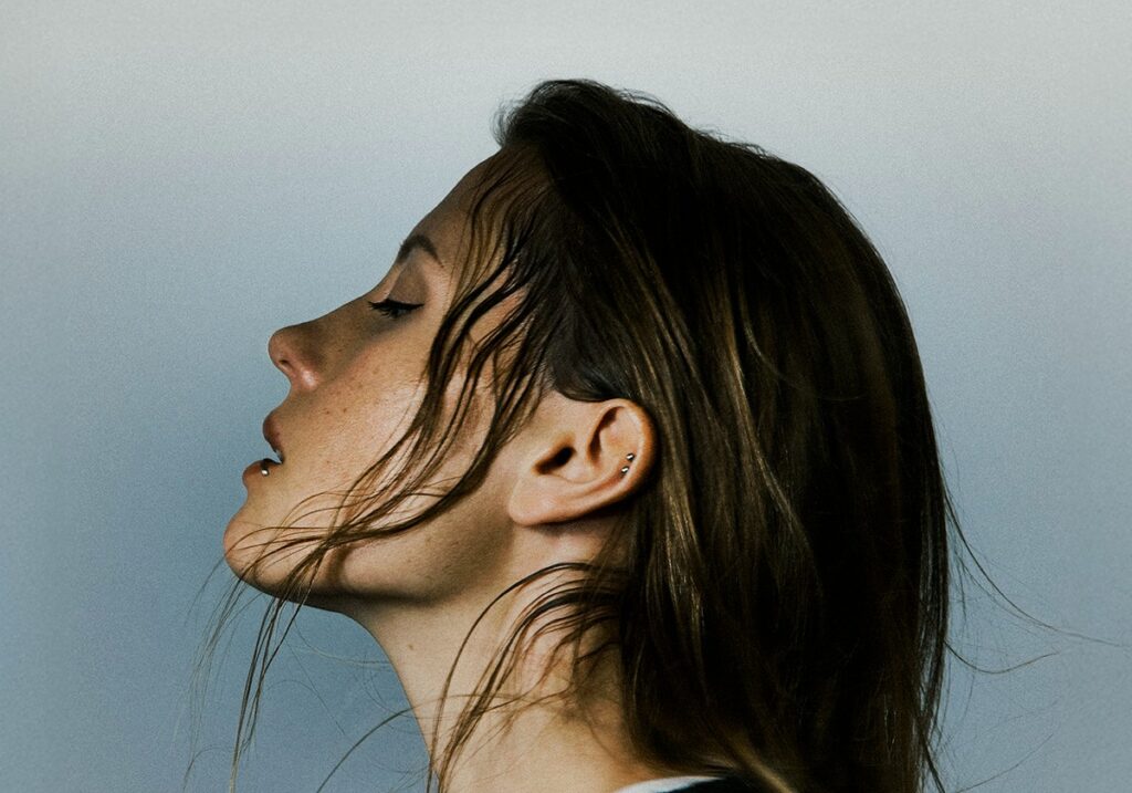 “テクノの女王” Charlotte de Witte、デビューアルバムより新たに先行曲「The Heads That Know feat. Comma Dee」公開!