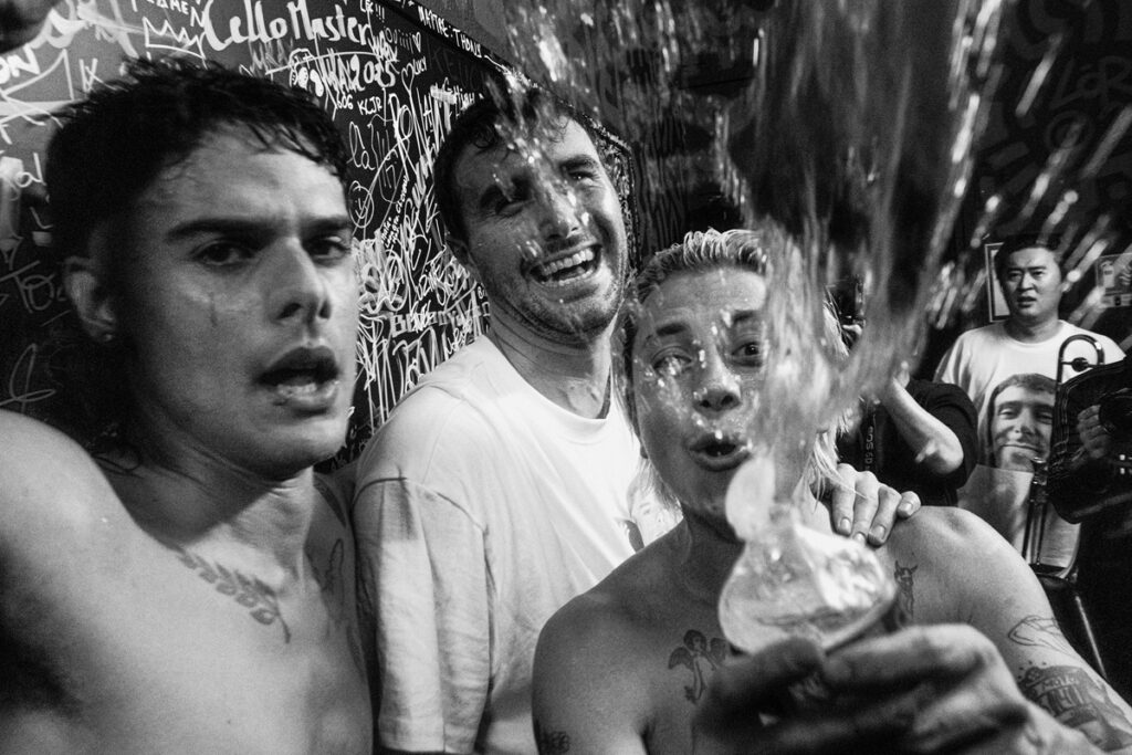 Fred again..、CA7RIEL & Paco Amorosoとの新曲「Beto’s Horns (fred remix)」をリリース!今年のFUJI ROCKを沸かせた二組が夢の共演