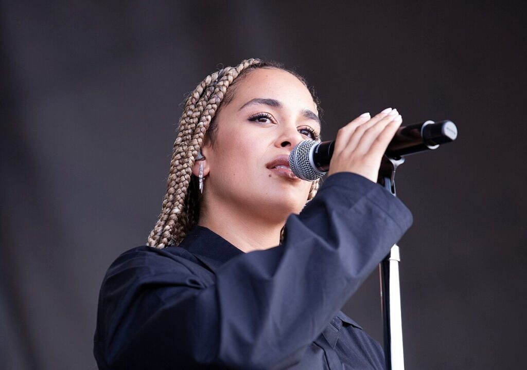 Jorja Smithのレーベルがバイラルヒット曲「I Run」のAI”クローン”ボーカルを非難。「一人のアーティストや一曲を超えた問題だ」