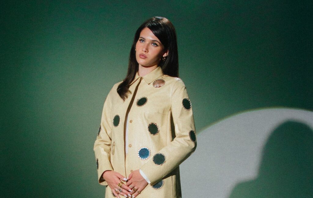 “Adele以来の最高の歌声”。世界チャートを席巻するSienna Spiroのバイラルヒット「Die On This Hill」MVが公開!