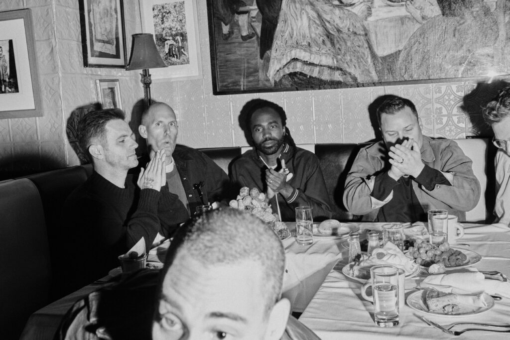 Bleachersが新アルバム『everyone for ten minutes』をアナウンス。先行シングル「you and forever」をリリース