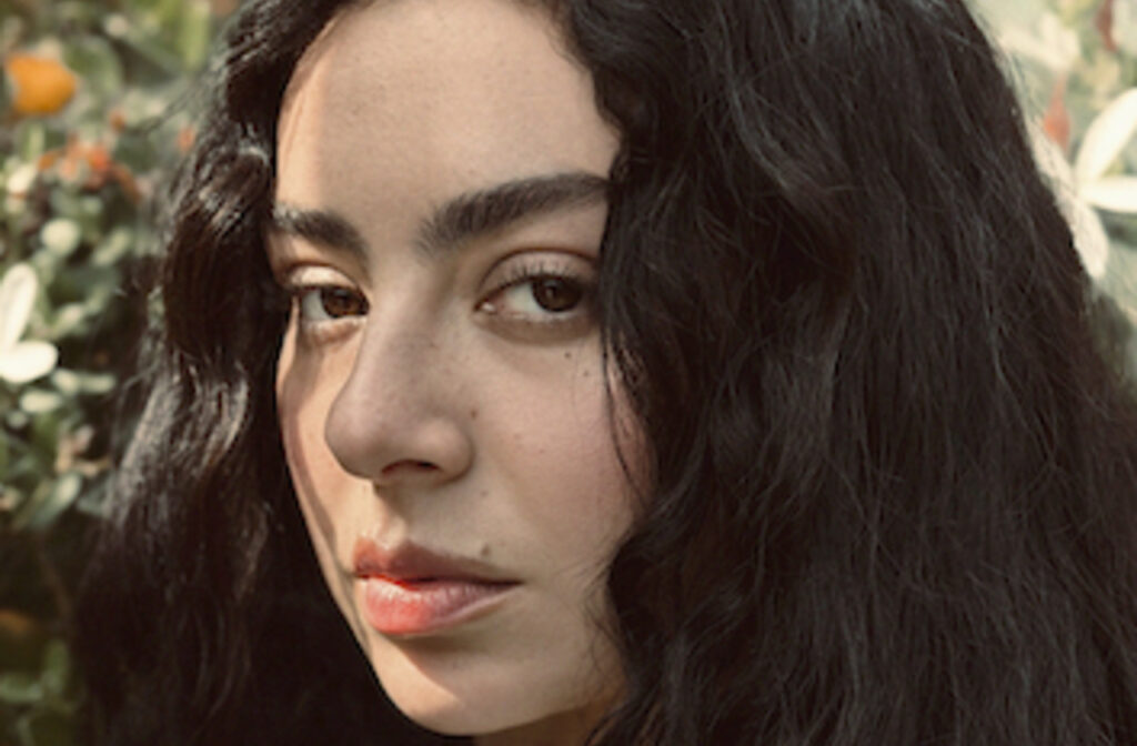 Charli xcx、映画『嵐が丘』からインスパイアされた待望の新アルバム『Wuthering Heights』をリリース!日本限定の特典付き国内盤CDも発売決定!