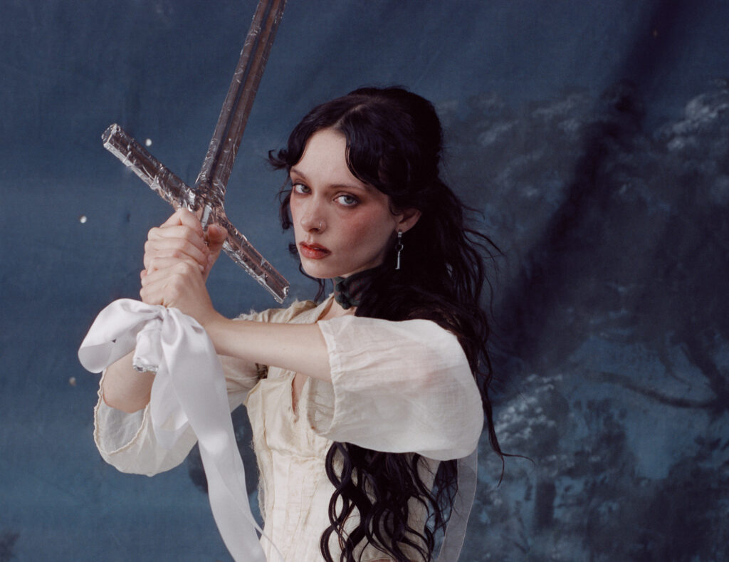 サマソニ2026来日決定Holly Humberstone、待望の2ndアルバム『Cruel World』をリリース!