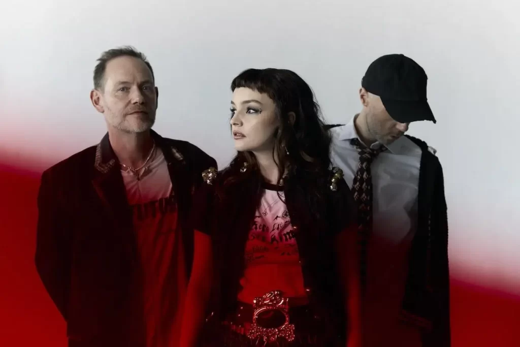 CHVRCHES、3年ぶりとなる新曲「ROSES」と共に再始動!力強く攻撃的なロック・アンセム