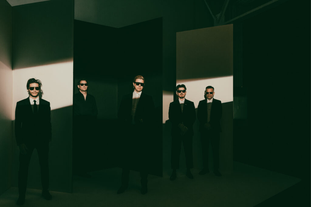 ニューヨーク・ロックを象徴するバンド、Interpolが約4年ぶりとなる待望の新作『This Mirror Weighs a Ton』をリリース